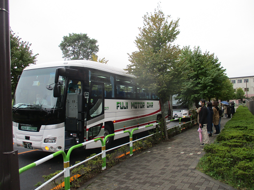 写真:出発するバス
