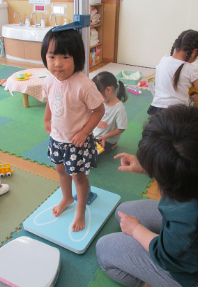 写真:身体測定をする子どもたち