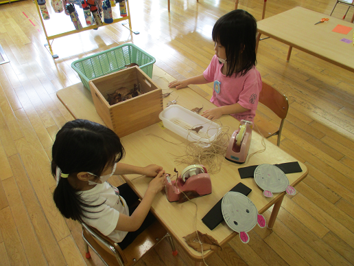 写真:お面を作る子どもたち