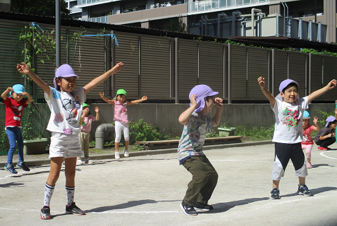 写真:踊る子どもたち