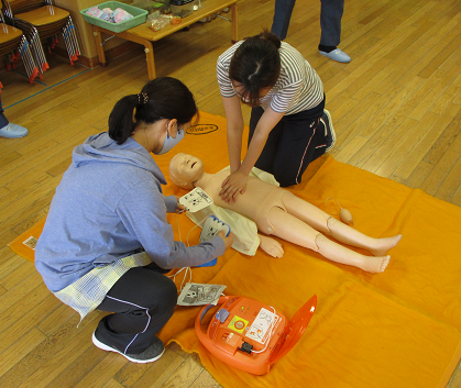 写真:AED研修に取り組む先生たち2