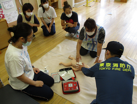 写真:AED研修に取り組む先生たち3