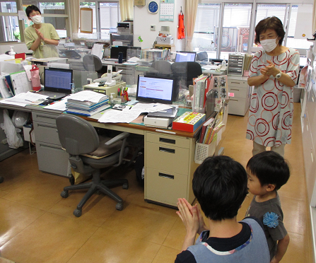 写真:子どもとハッピーバースデーを歌う先生