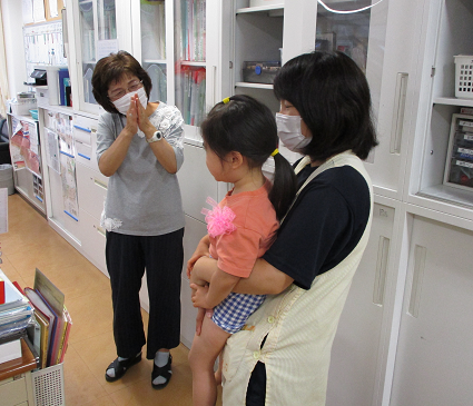 写真:お話する先生と子ども