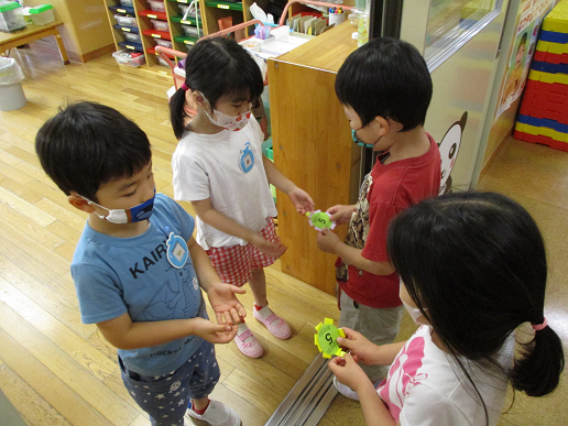 写真:お祝いのバッチをもらう子どもたち