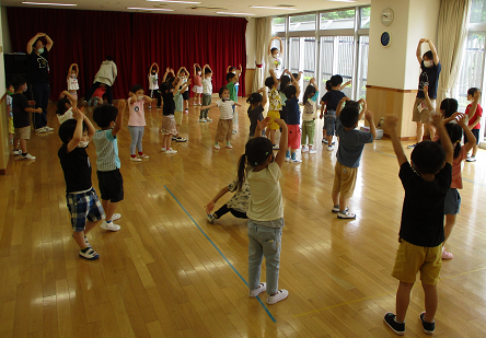 写真:踊る子どもたち