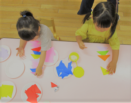 写真:七夕飾りを作る子どもたち