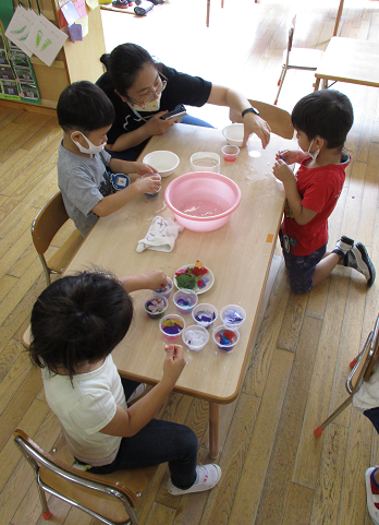 写真:色水作りをする子どもたち2