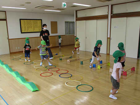 写真:運動遊びをする子どもたち1