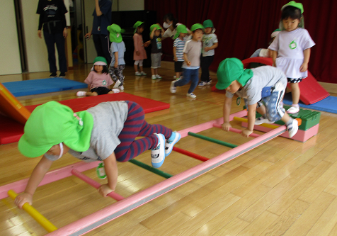 写真:運動遊びをする子どもたち2