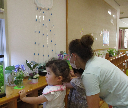 写真:飾りを見る先生と子どもたち