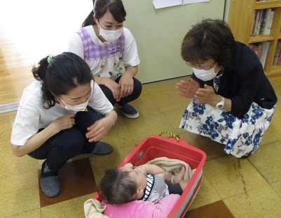 写真:子どもと先生たち