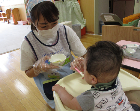 写真:なすを食べる子ども