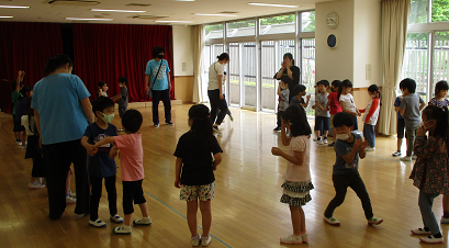 写真:ホールで遊ぶ子どもたち