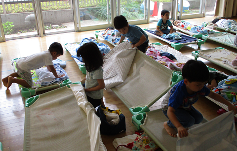 写真:カバーを片付ける子どもたち