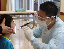 写真:歯科検診を受ける子ども2