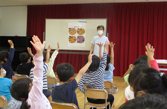 写真:お話を聞く子どもたち