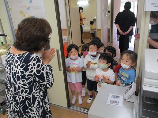 写真:園長先生と子どもたち