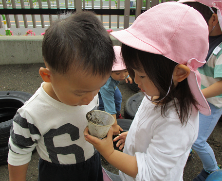 写真:ミミズを見る子どもたち