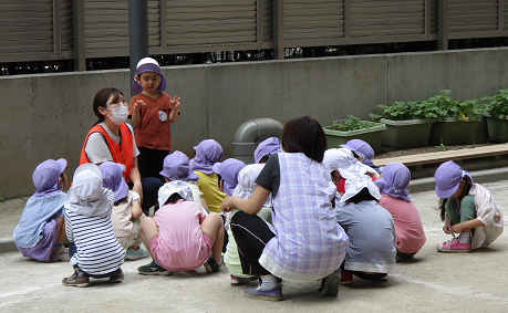 写真:ルールを確認する子どもたち