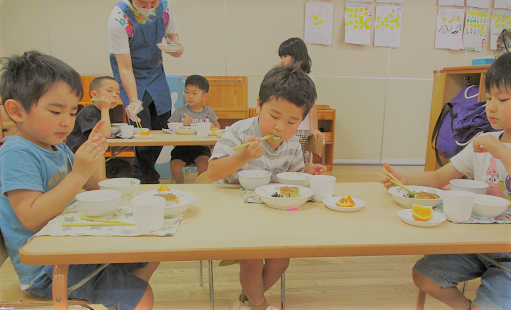 写真:野菜を食べる子どもたち