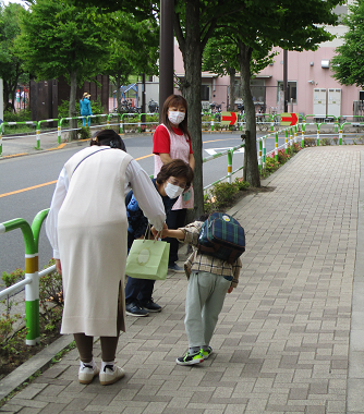 写真:朝の登園風景1