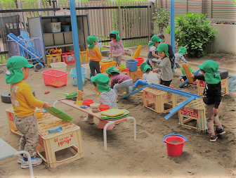 写真:庭で遊ぶ子どもたち