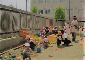 写真:庭に出て遊ぶ子どもたち