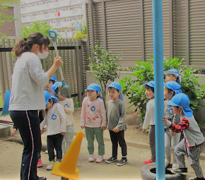 写真:探検する子どもたち2