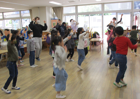 写真:ダンスを踊る子どもたち