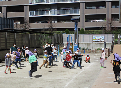 写真:ドッチボールをする子どもたち