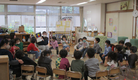 写真:話したり遊んだりする子どもたち1