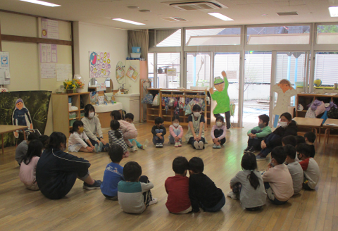 写真:話したり遊んだりする子どもたち2