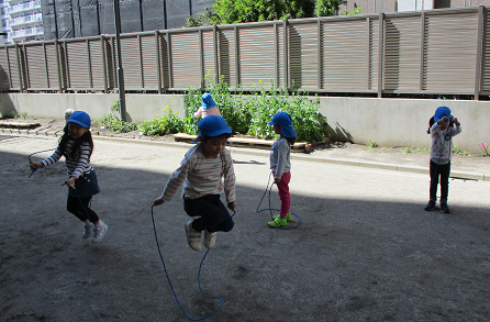 写真:縄跳びをする子どもたち