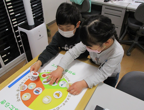 写真:今日の献立調べをする子どもたち