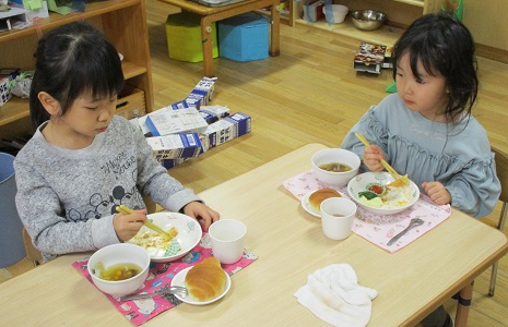 写真:箸を使う子どもたち