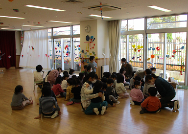 写真:ホールを飾り付ける子どもたち