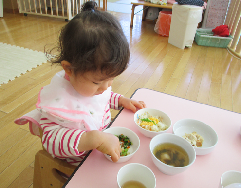 写真:給食を食べる子ども