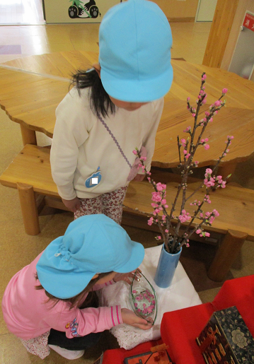 写真:桃の花を見ている子どもたち