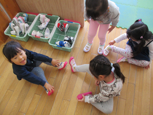 写真:上履きを履く子どもたち