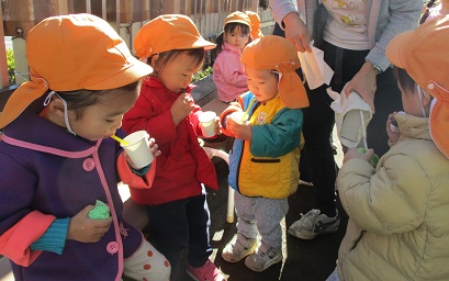 写真:ジュースを飲む子どもたち