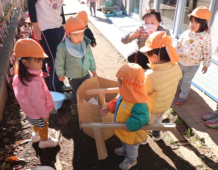 写真:もちつきをする子どもたち