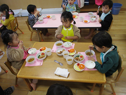 写真:食事をする子どもたち