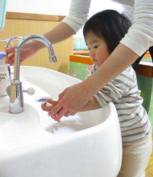 写真:手を洗う子ども