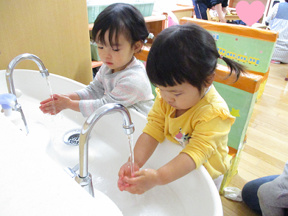 写真:手を洗う子どもたち