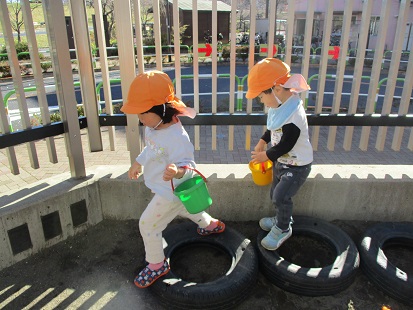 写真:庭で遊ぶ子どもたち1