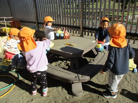 写真:庭で遊ぶ子どもたち2