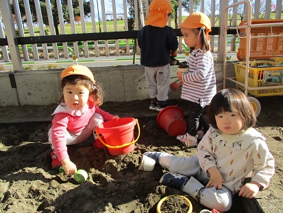 写真:庭で遊ぶ子どもたち3