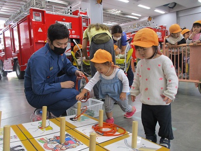 写真:わなげをする子どもたち1