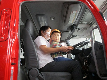 写真:消防車に乗る子ども1